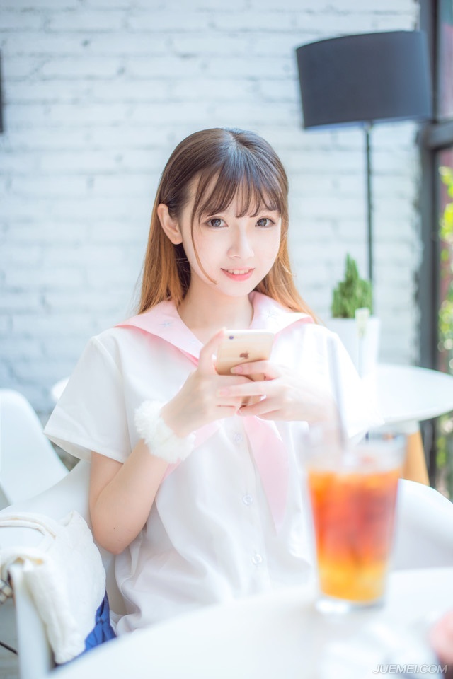 即便是如此，但从整军到出征依旧花了半天的时间，蜀军成平已久，自然无法做到与关中军这般训练有素，行动如风，这些蜀军在没有战事的时候，更多的是在务农，每年能够训练两三个月已经不错了，而关中军却是职业化军队，一年四季不是训练，就是轮番外出执行任务，无论实战还是军事素养，比之蜀军强出都不止一倍。